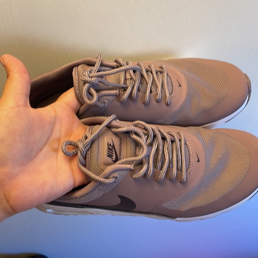 Women Limited Edition Nike Shoes - Picture 3 of 6